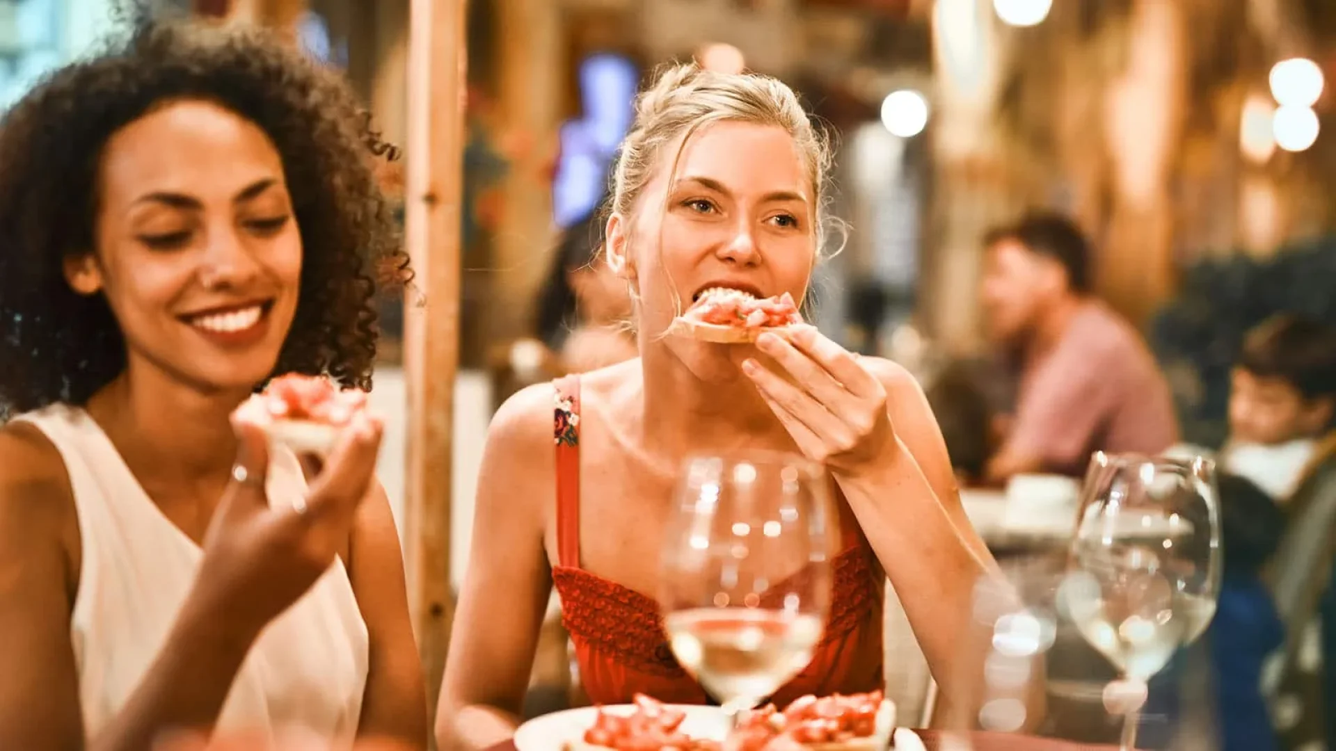 women eating and drinking in a bar in Vendée, in pays de saint jean de monts