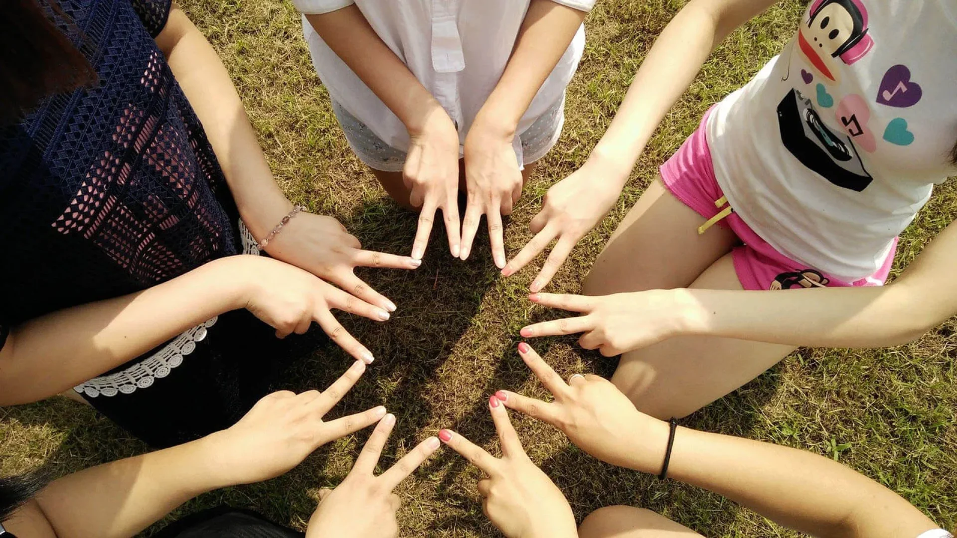 children making a star with their fingers in vendée
