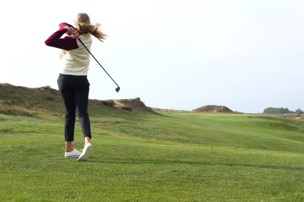 woman playing golf in pays de saint jean de monts