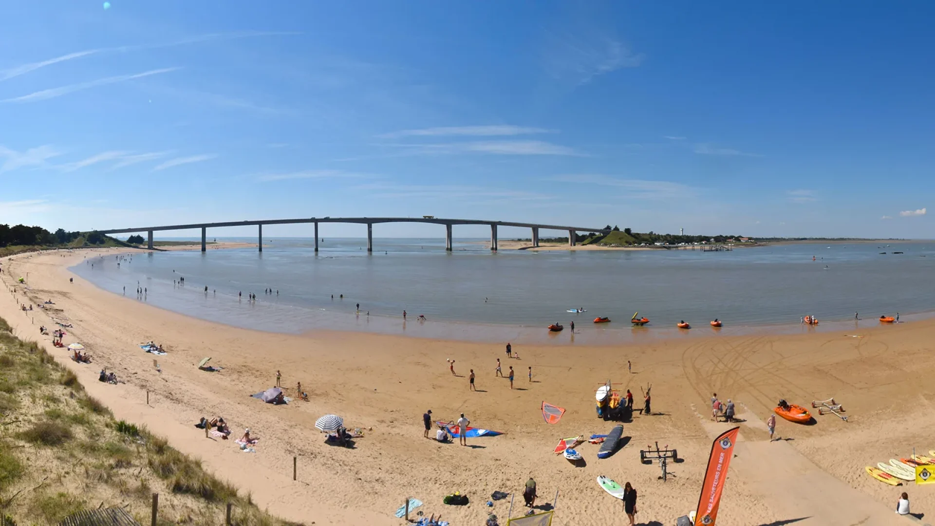 Fromentine beach and its water sports activities live from the webcam installed on the roof of the nautical centre.