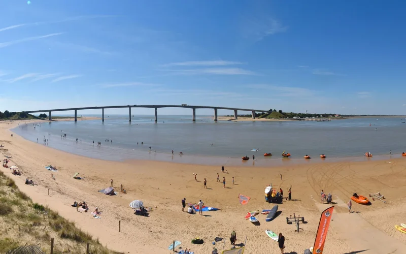 Fromentine beach and its water sports activities live from the webcam installed on the roof of the nautical centre.