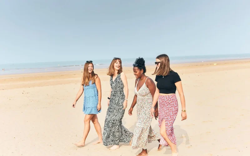 friends walking in la braie beach in notre dame de monts