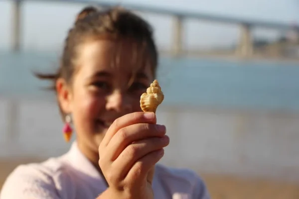 girl with shell in pays de saint jean de monts