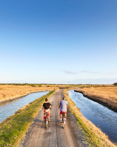 A couple cycling in the marshes of the Pays de Saint Jean de Monts
