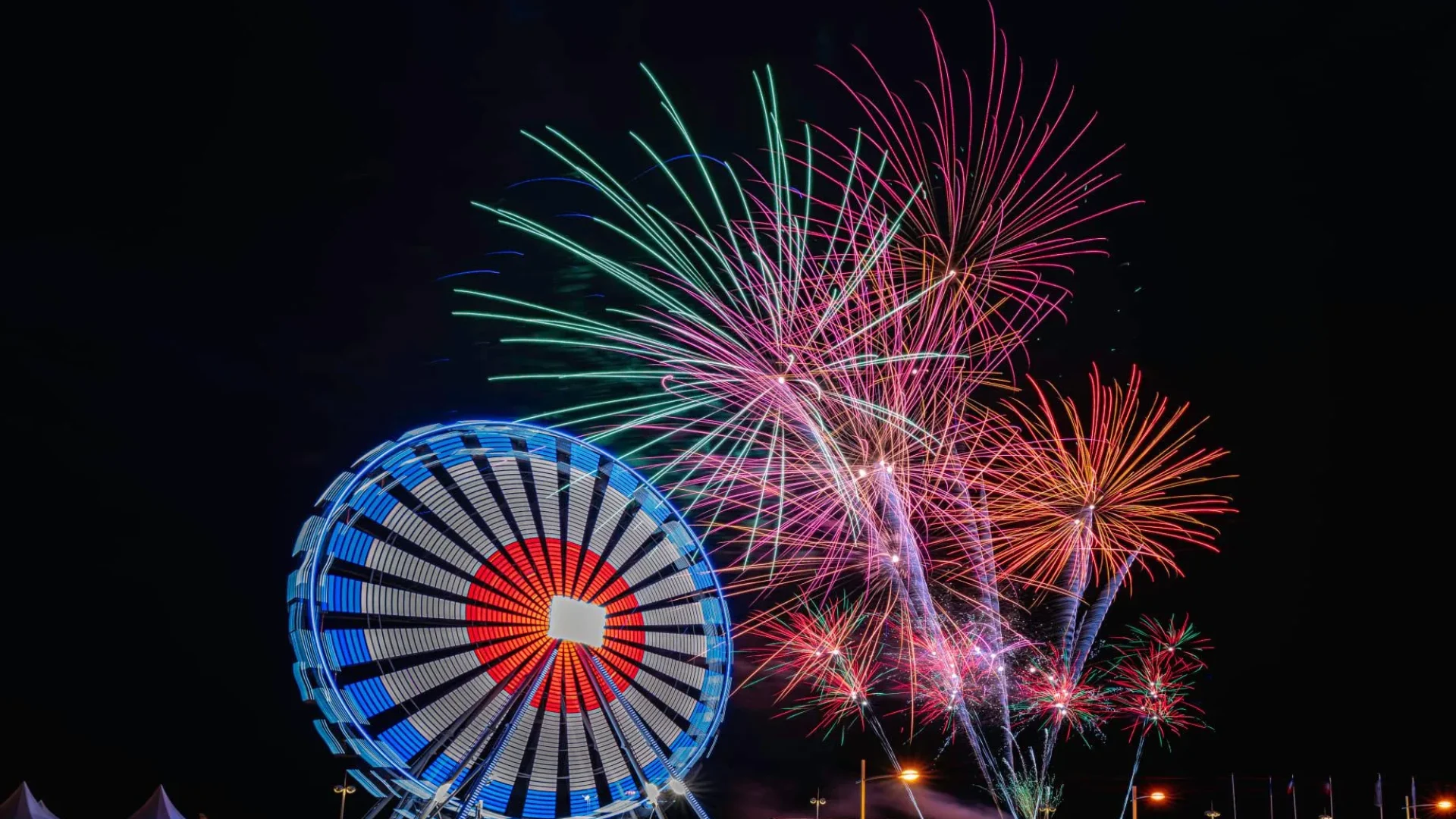 Photo of fireworks in Saint Jean de Monts with the big wheel illuminated