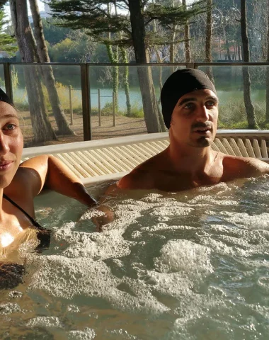 Two people in a jacuzzi in a thalasso establishment in vendée