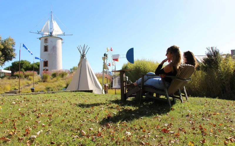 Two people sitting in the Jardin du vent in Notre Dame de Monts in Vendée