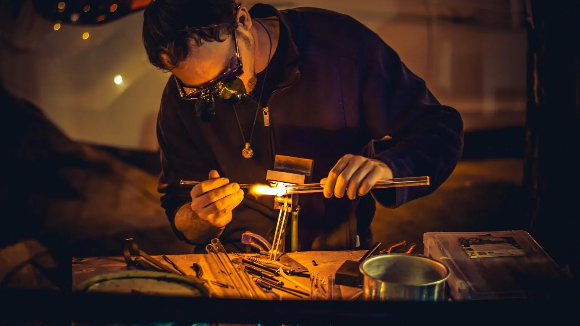 craftmen wroking in its shop in vendée